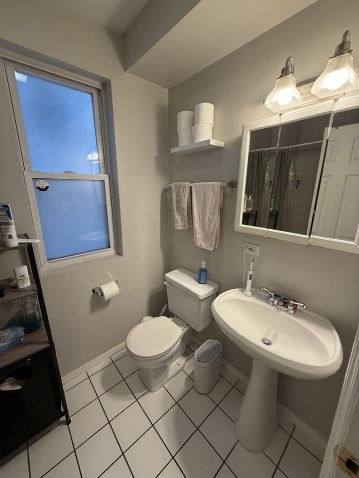 1642 W Fletcher St #1 - Photo 5 of 11