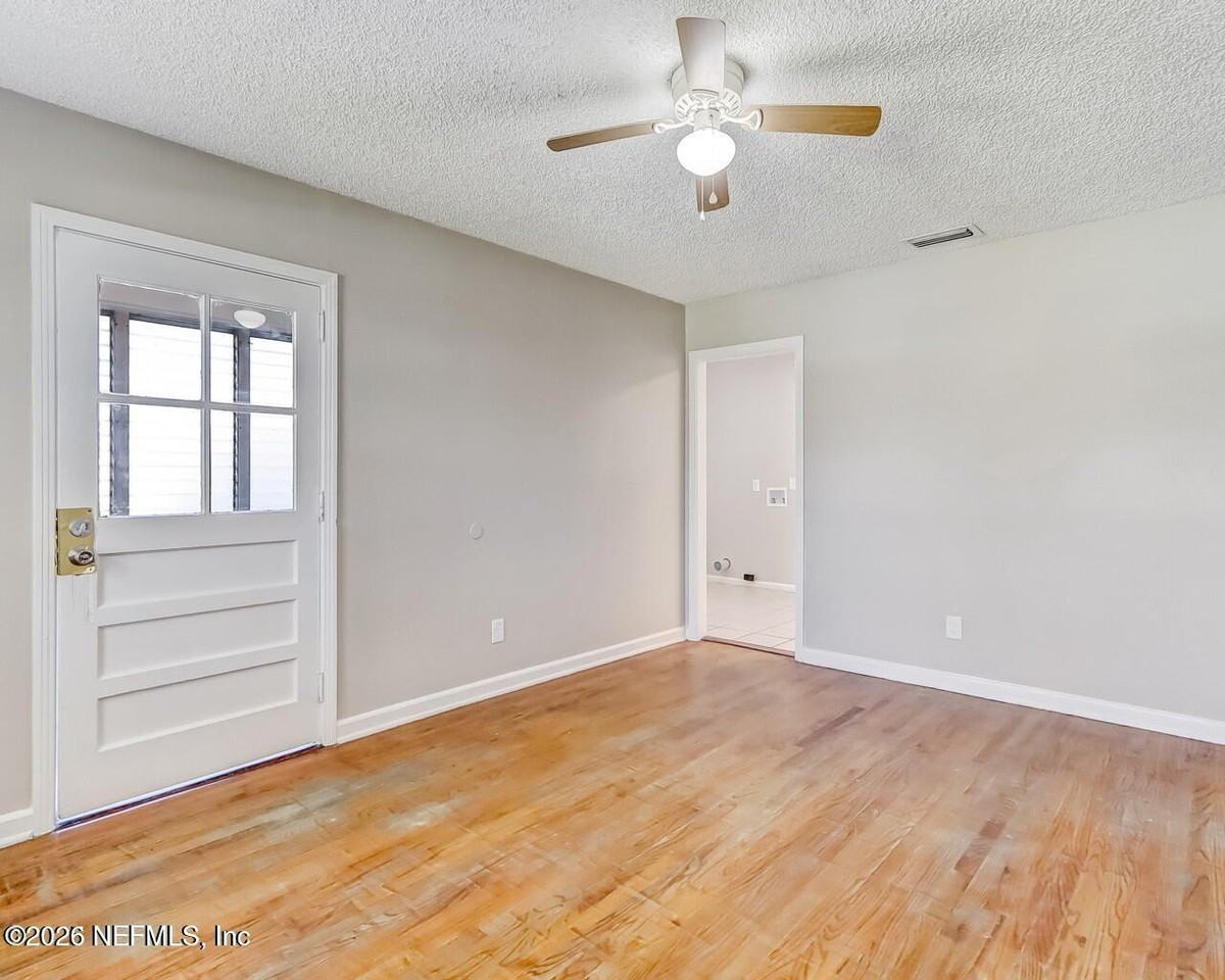 1901 Pullman Ct - Photo 6 of 26