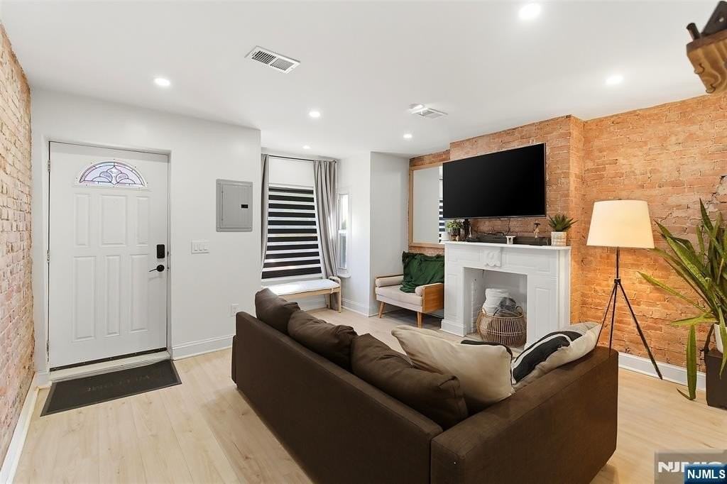 22 8th Ave - Photo 3 of 26