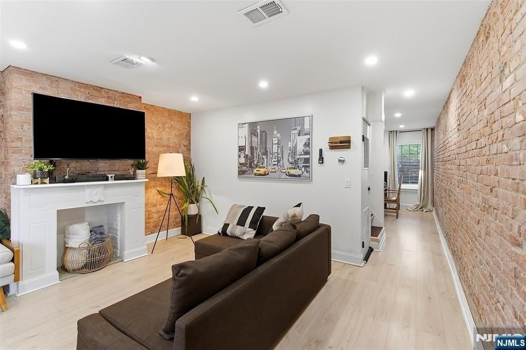 22 8th Ave - Photo 4 of 26