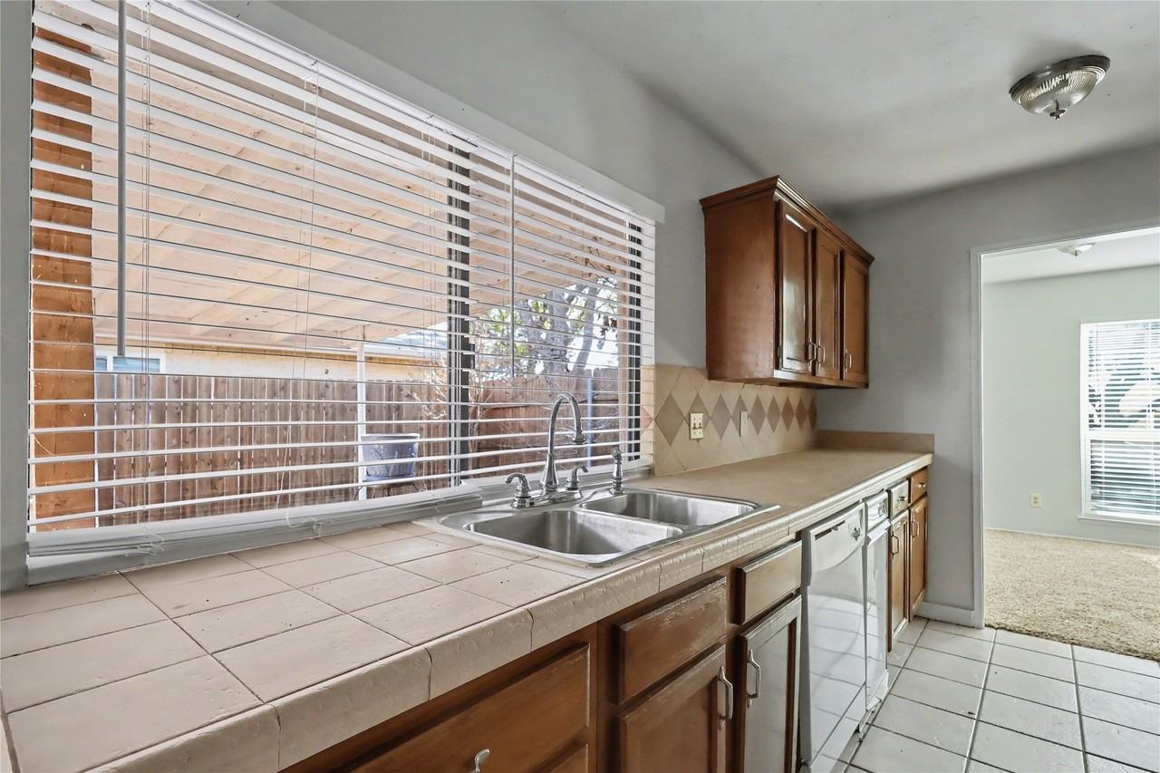 921 Middle Cove Dr - Photo 3 of 13