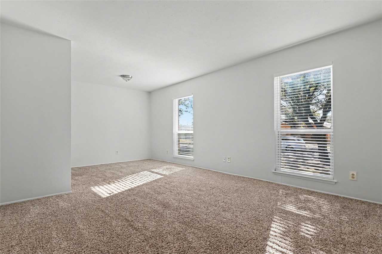 921 Middle Cove Dr - Photo 6 of 13