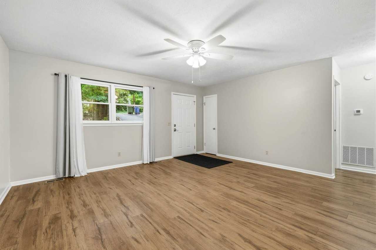 122 Wells St - Photo 6 of 18