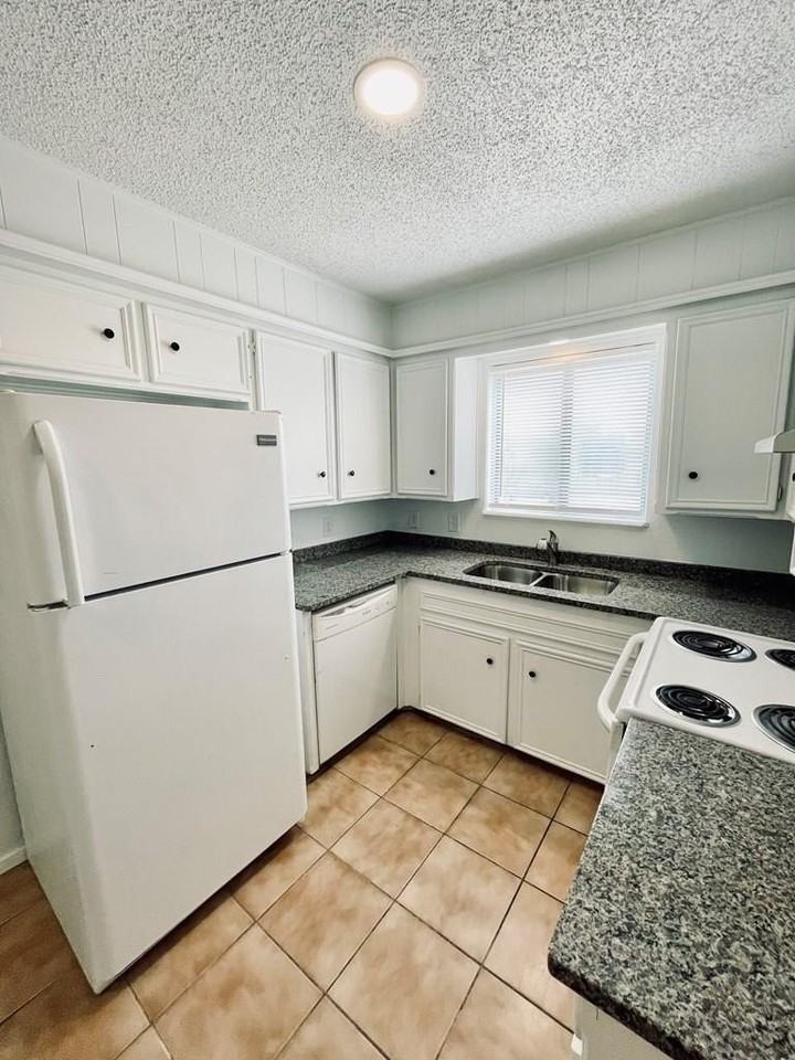 1203 Redwood Dr Apt C #C - Photo 6 of 17