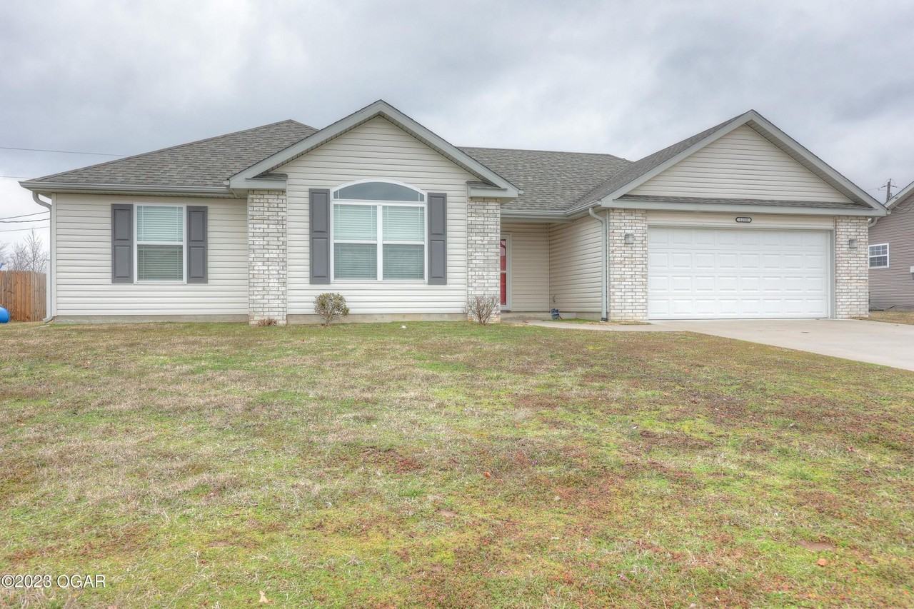 1233 Montana Pl - Photo 3 of 34