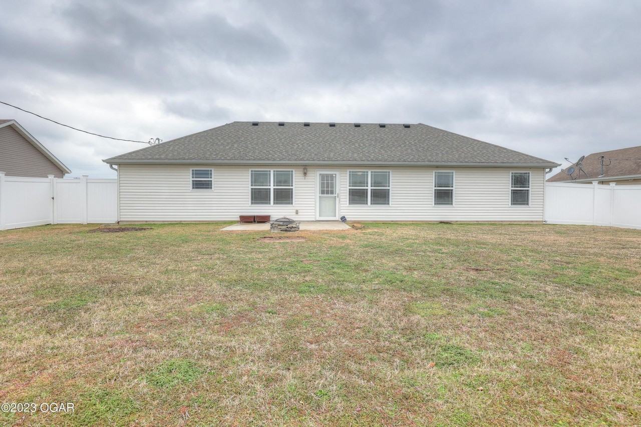 1233 Montana Pl - Photo 4 of 34
