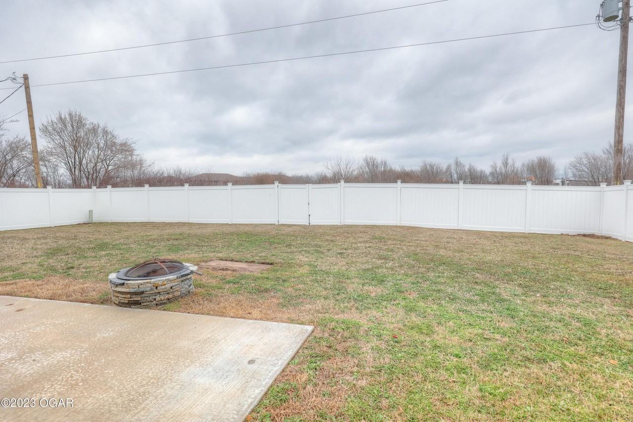 1233 Montana Pl - Photo 5 of 34