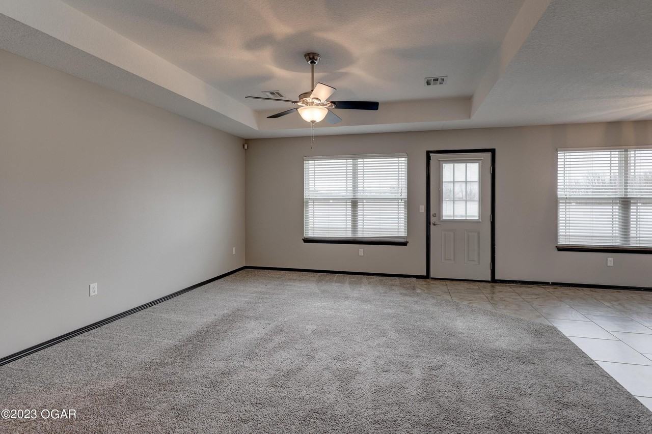 1233 Montana Pl - Photo 7 of 34