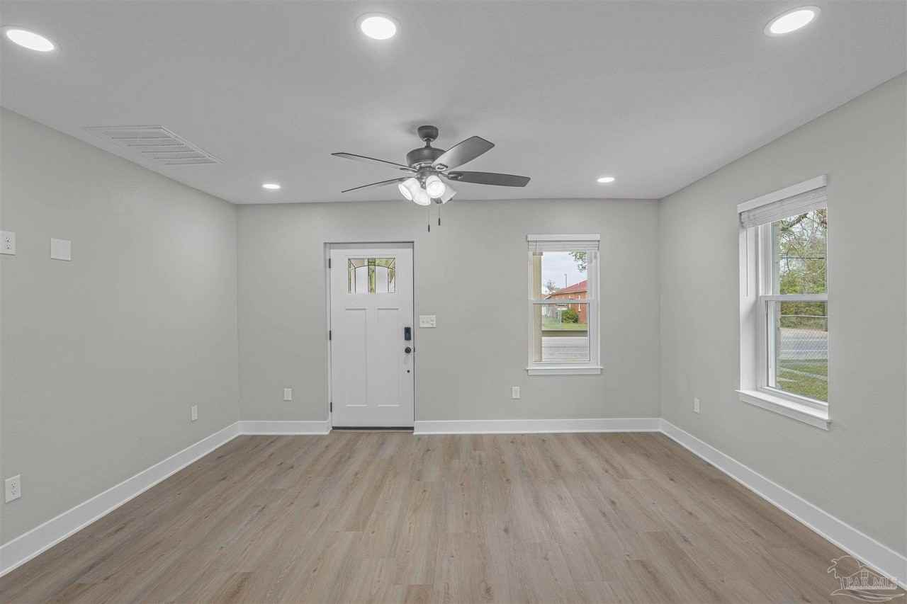 721 W Jordan St - Photo 4 of 28
