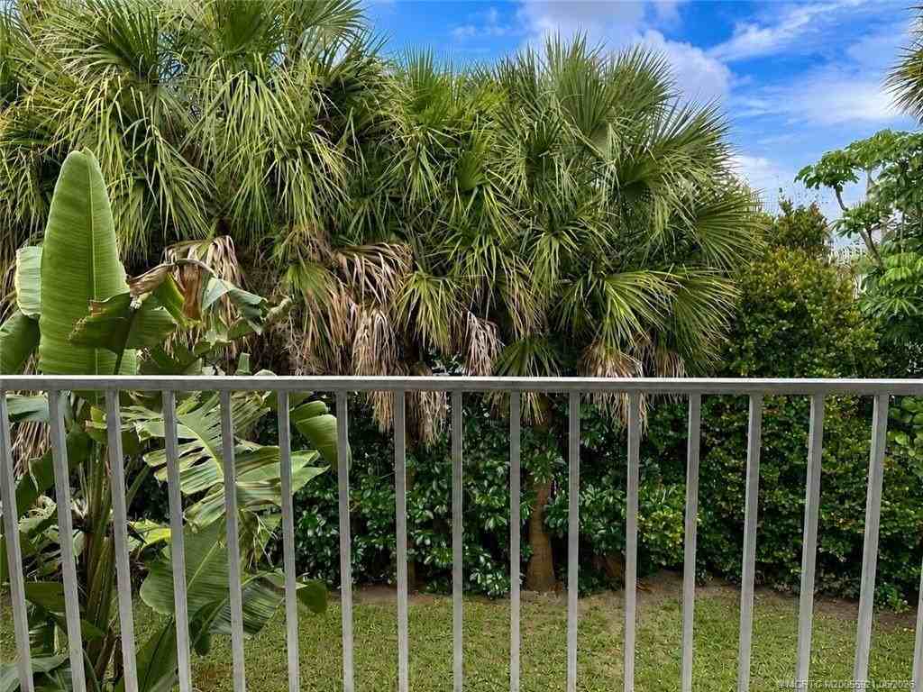 615 Nw Oleander St #202 - Photo 3 of 19