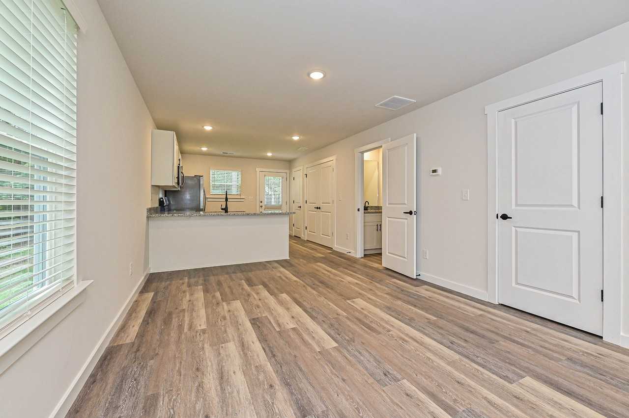 514 12th Ave Ne #1 - Photo 5 of 22
