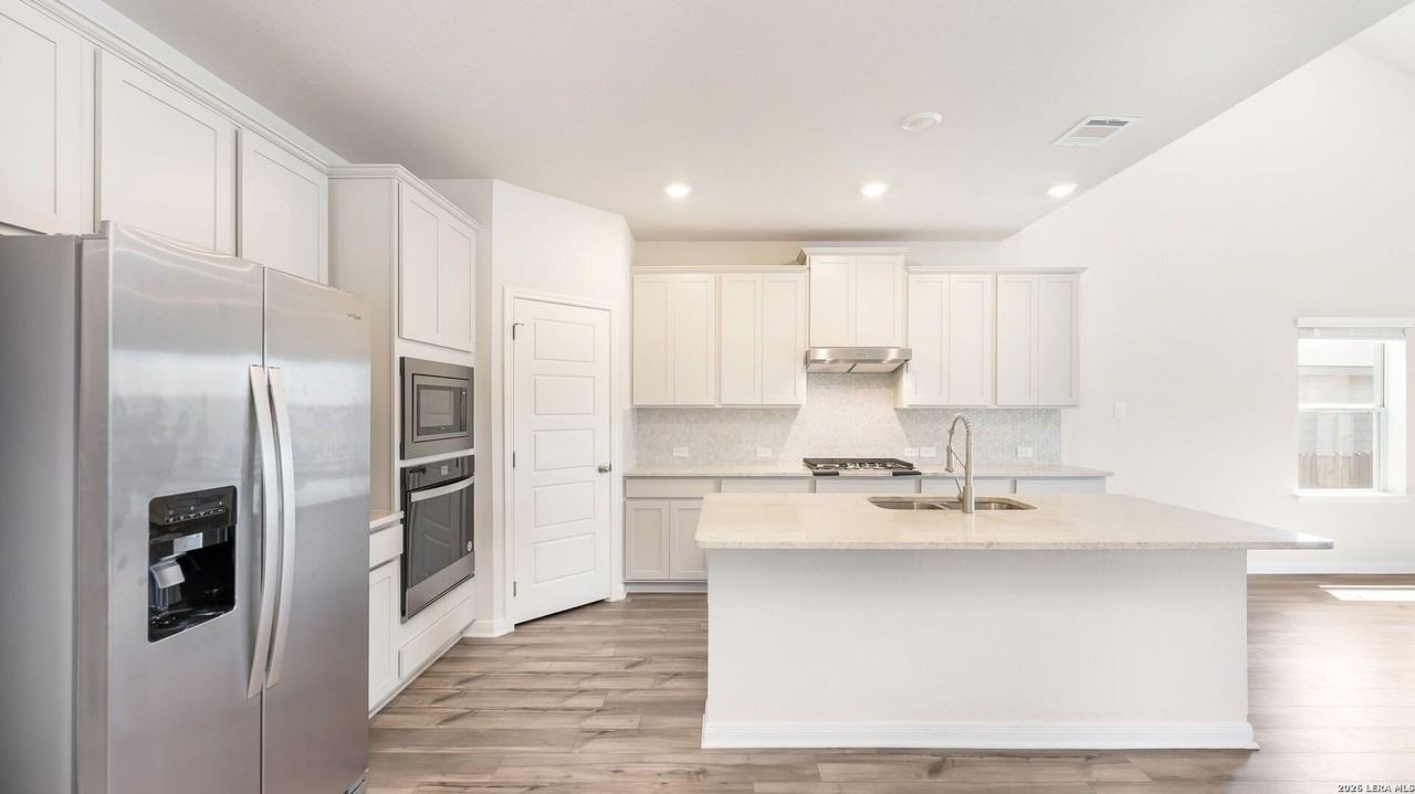 10226 Juniper Oaks - Photo 3 of 22
