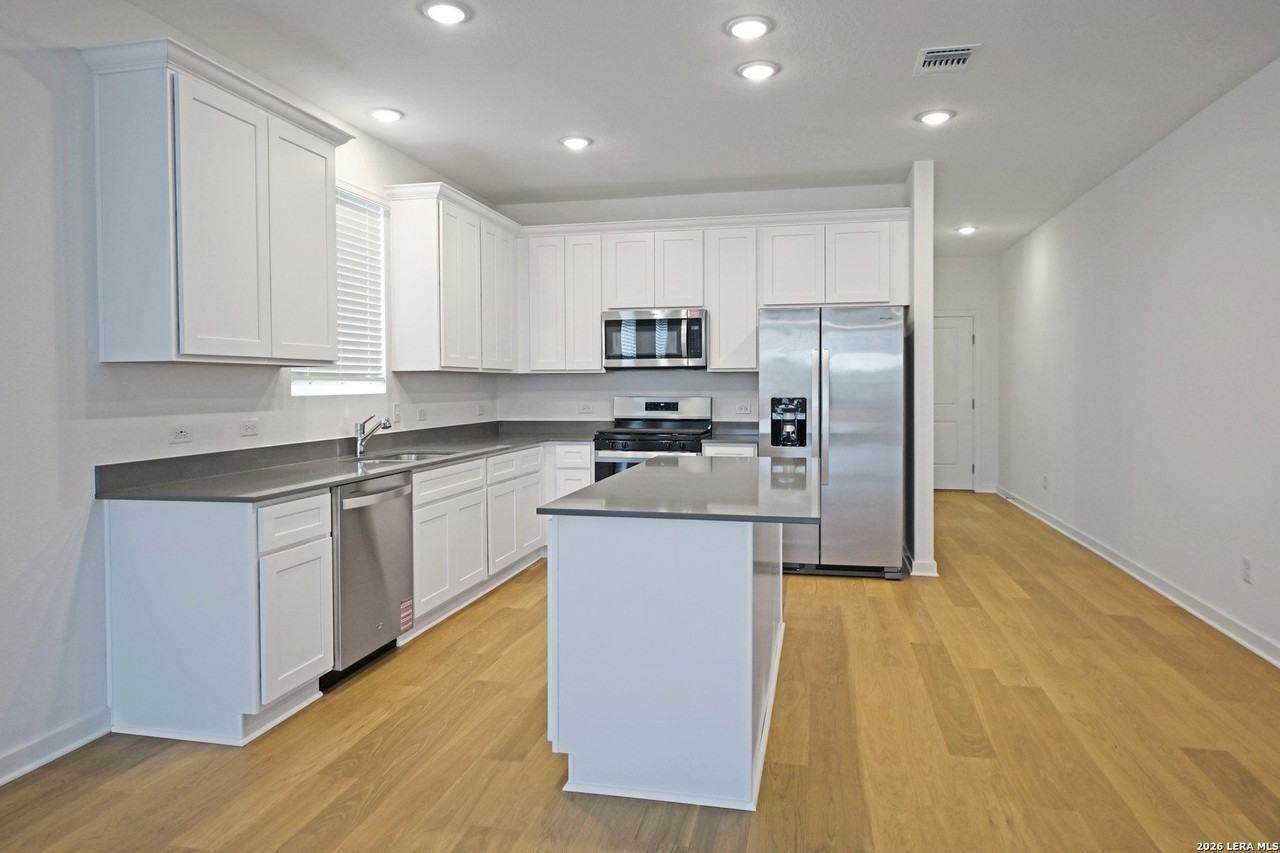 261 Elk Ave - Photo 6 of 31