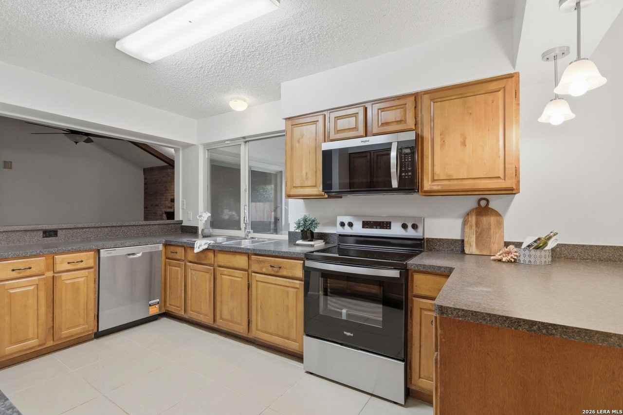 6722 Lake Cliff St - Photo 4 of 38