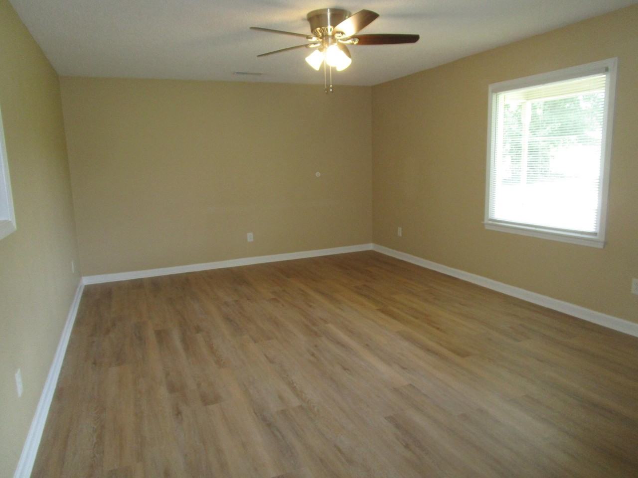 1320 Race Track Rd - Photo 6 of 18