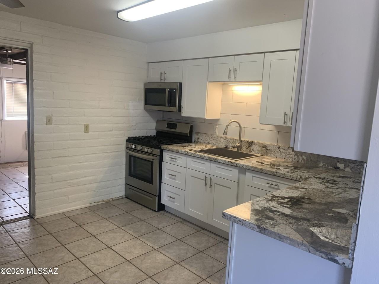 3241 E Monte Vista Dr - Photo 2 of 19