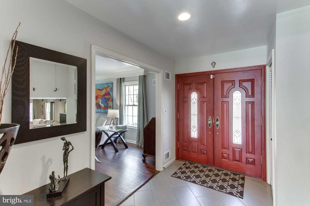 7510 Shadywood Rd - Photo 5 of 39