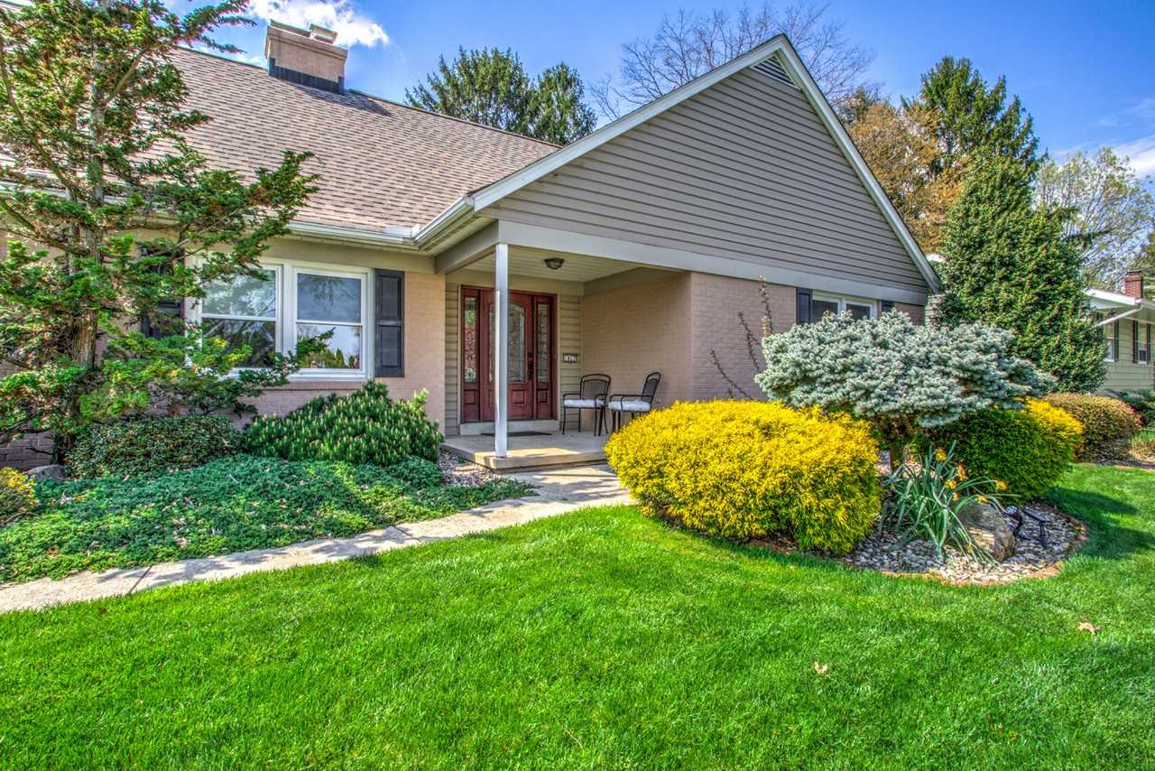 1827 Larchmont Ln #1 - Photo 4 of 50
