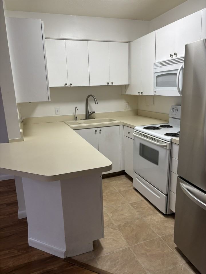 1900 Grove Court #405 - Photo 4 of 16