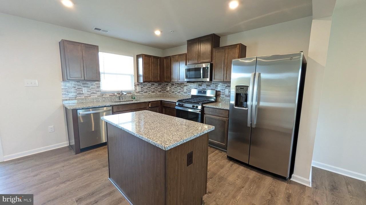 289 Hamilton Ln - Photo 3 of 17