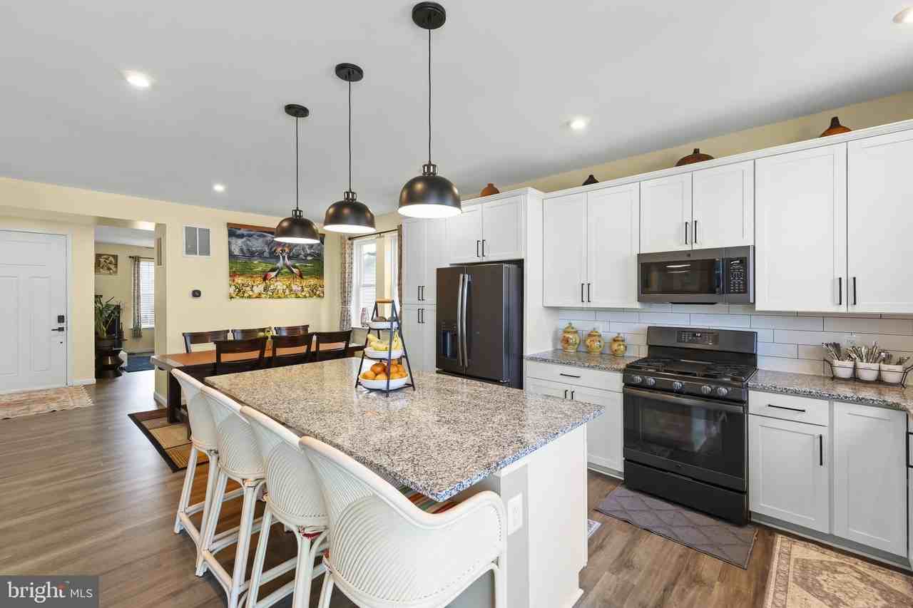 124 Lenore Ln - Photo 3 of 40