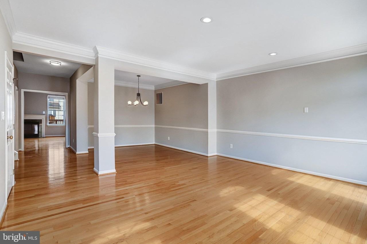 22616 Welborne Manor Sq - Photo 4 of 45