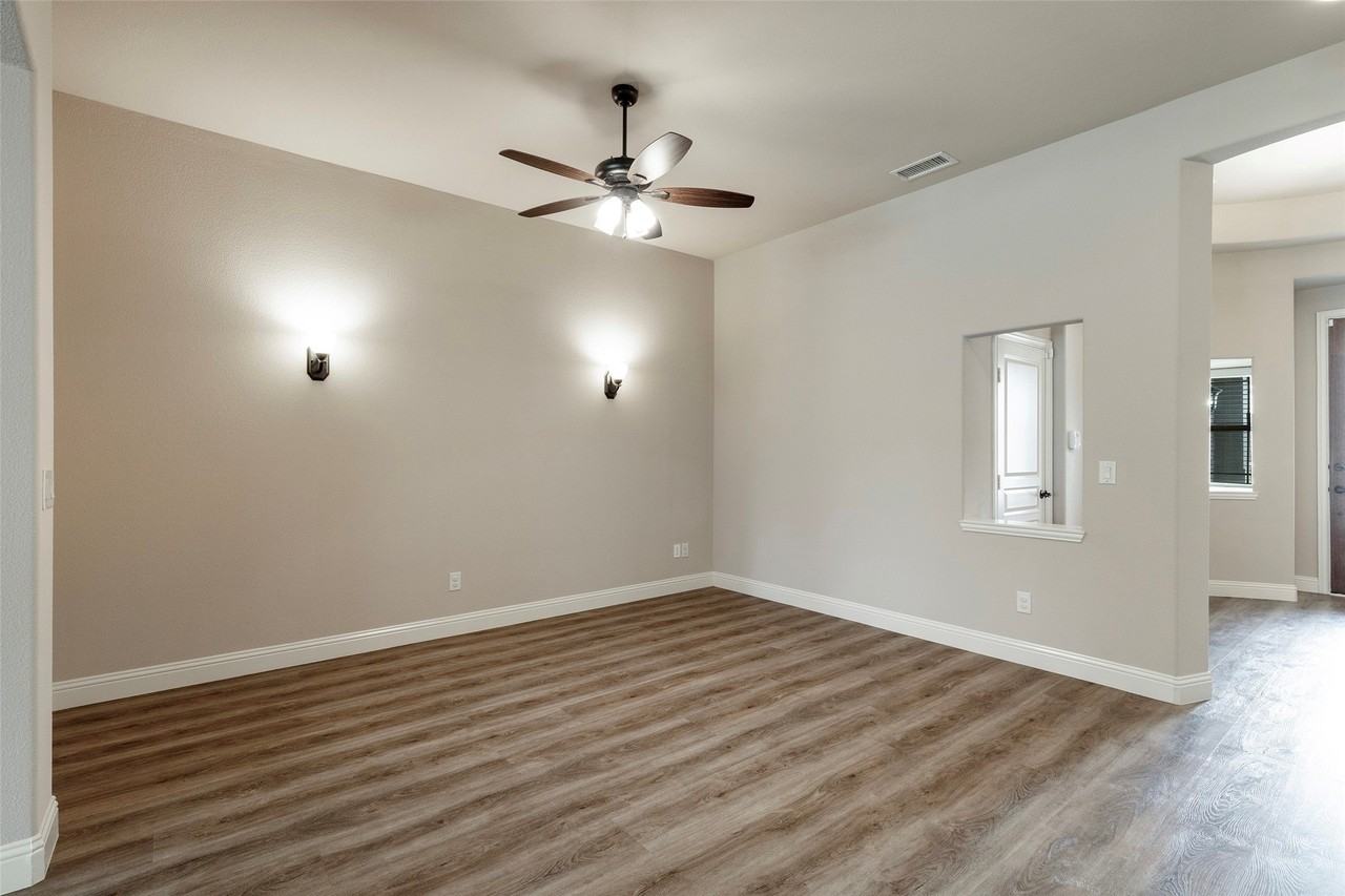 817 Edinburgh Dr - Photo 3 of 25