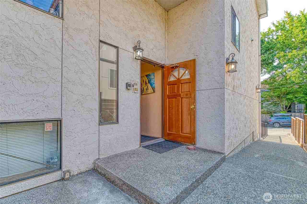 1006 N 43rd St - Photo 3 of 15