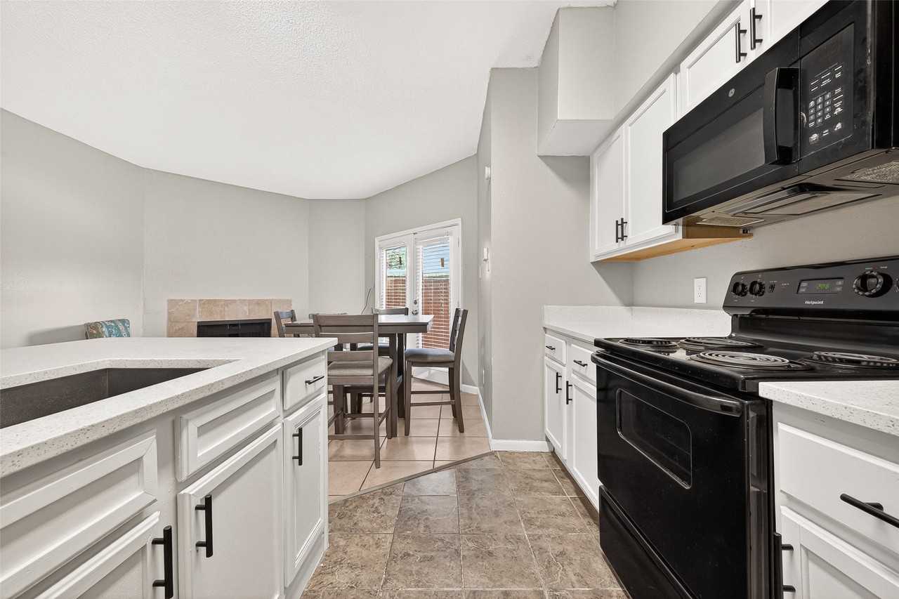 10855 Meadowglen Ln - Photo 3 of 24