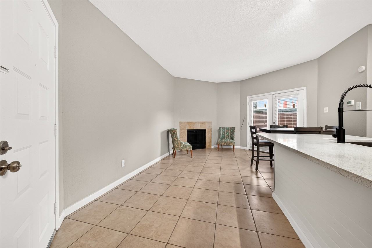 10855 Meadowglen Ln - Photo 4 of 24