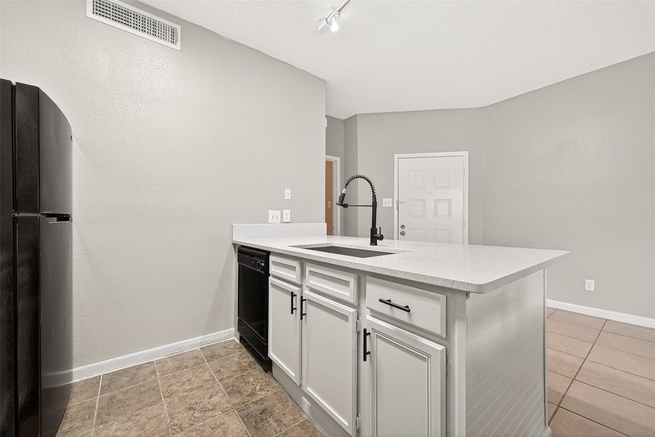 10855 Meadowglen Ln - Photo 5 of 24