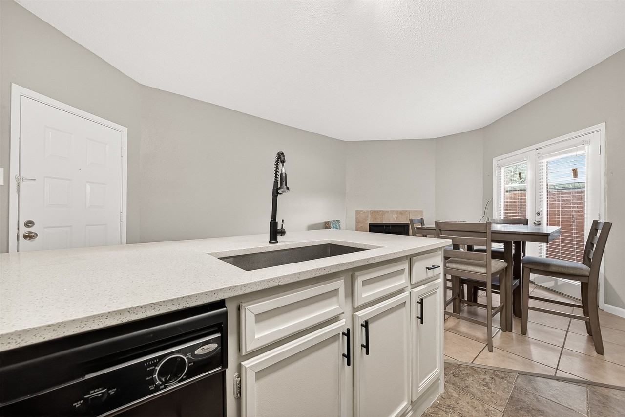 10855 Meadowglen Ln - Photo 6 of 24