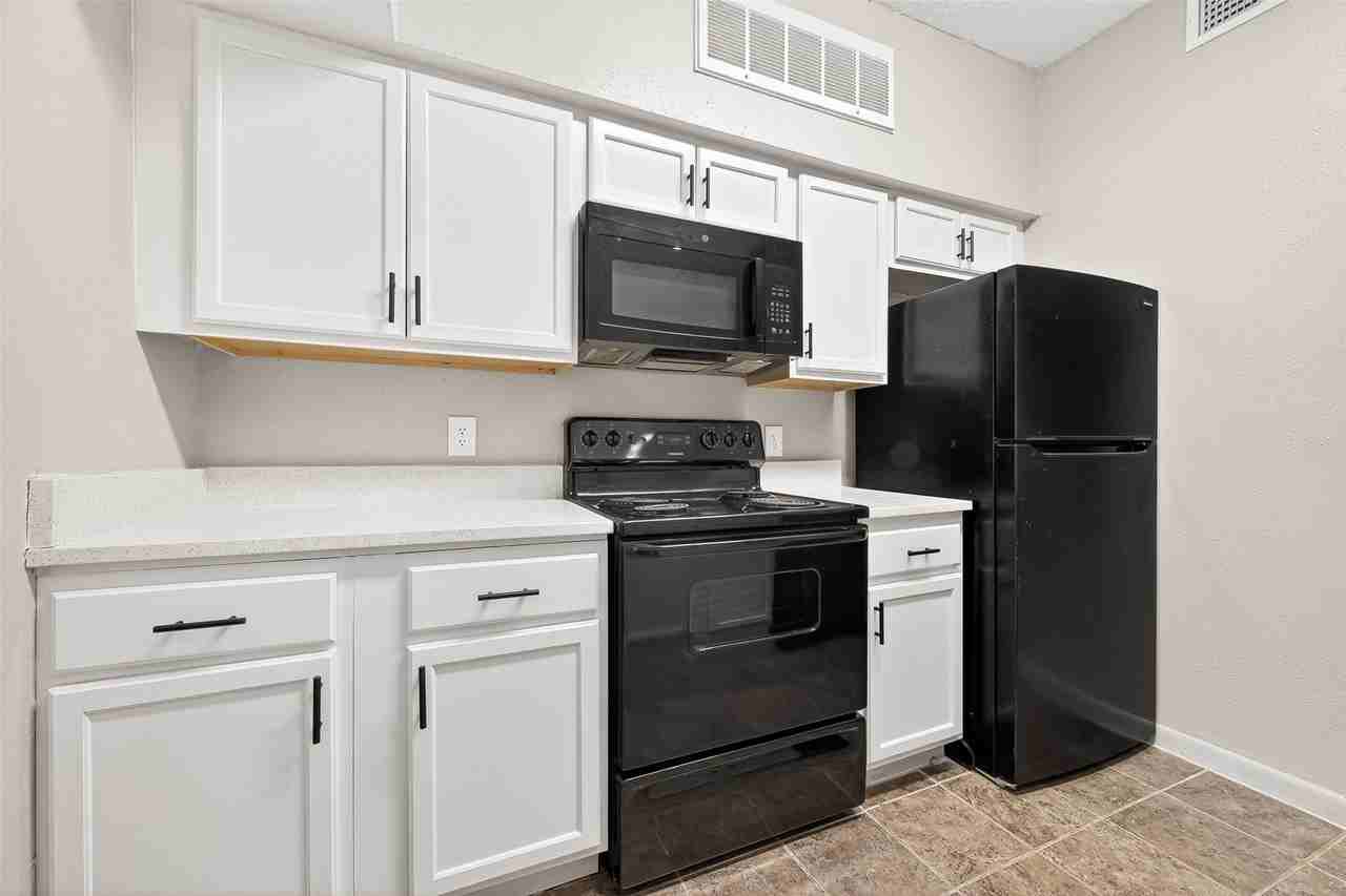 10855 Meadowglen Ln - Photo 7 of 24