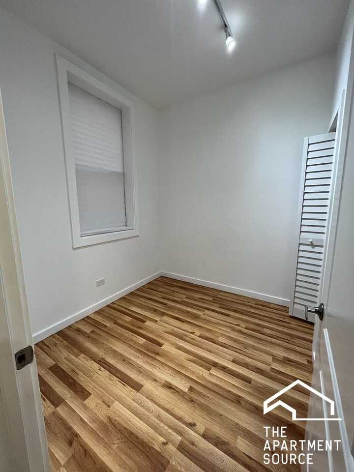 1037 W Polk St #1R - Photo 6 of 10