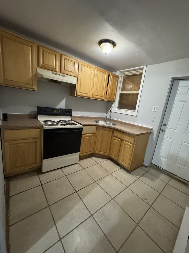 2121 N 22nd St #1 - Photo 6 of 12