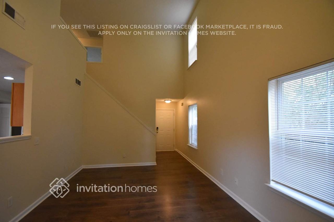 2235 Lexington Ln - Photo 2 of 14