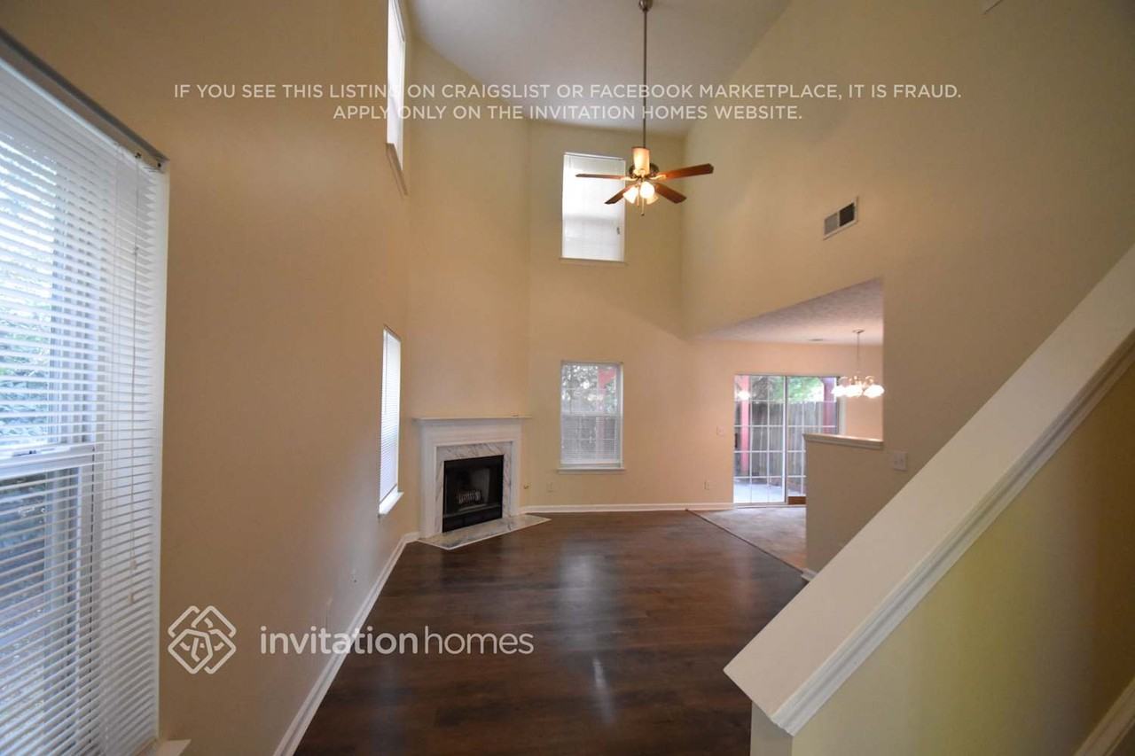 2235 Lexington Ln - Photo 3 of 14