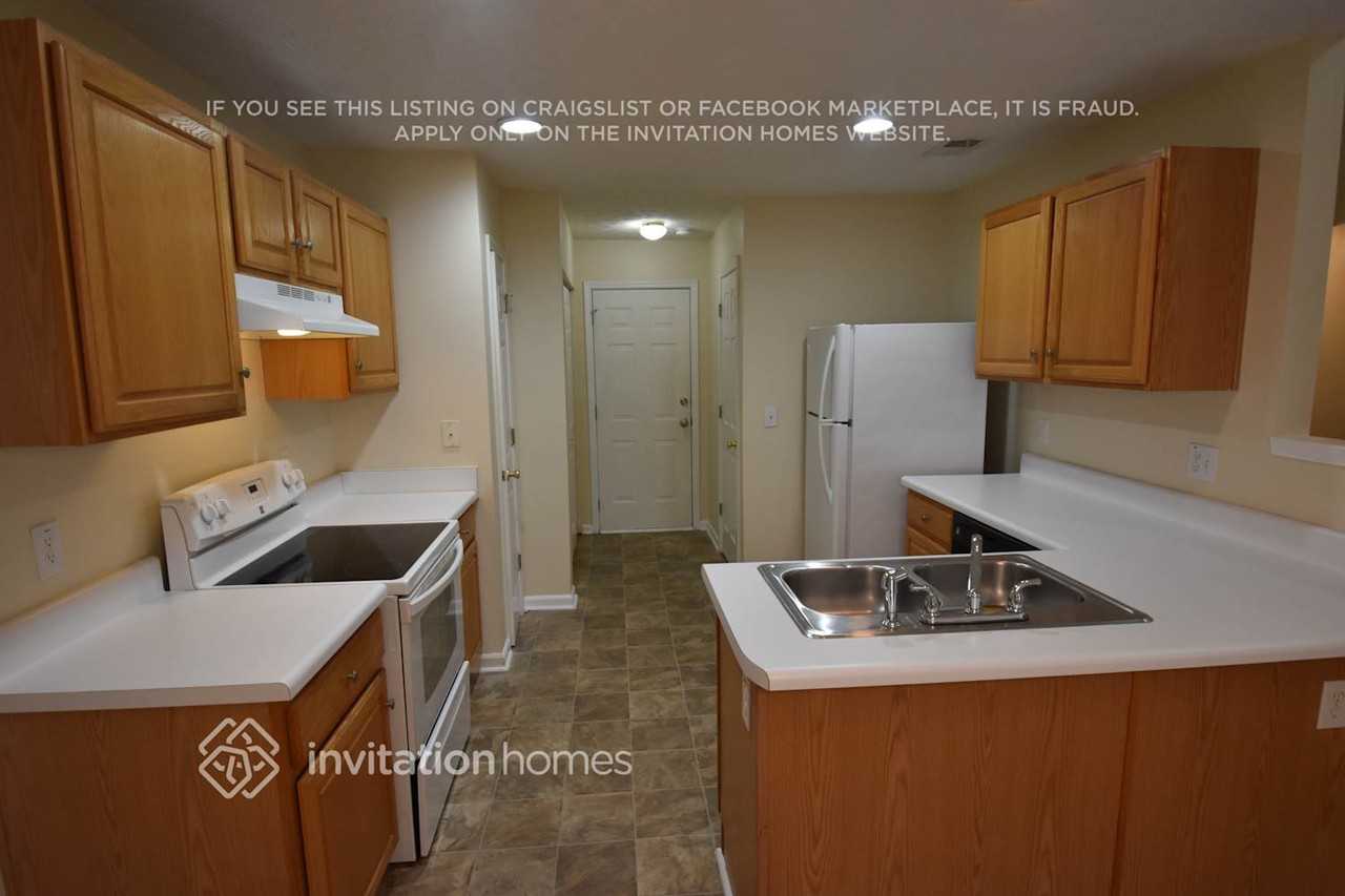 2235 Lexington Ln - Photo 5 of 14