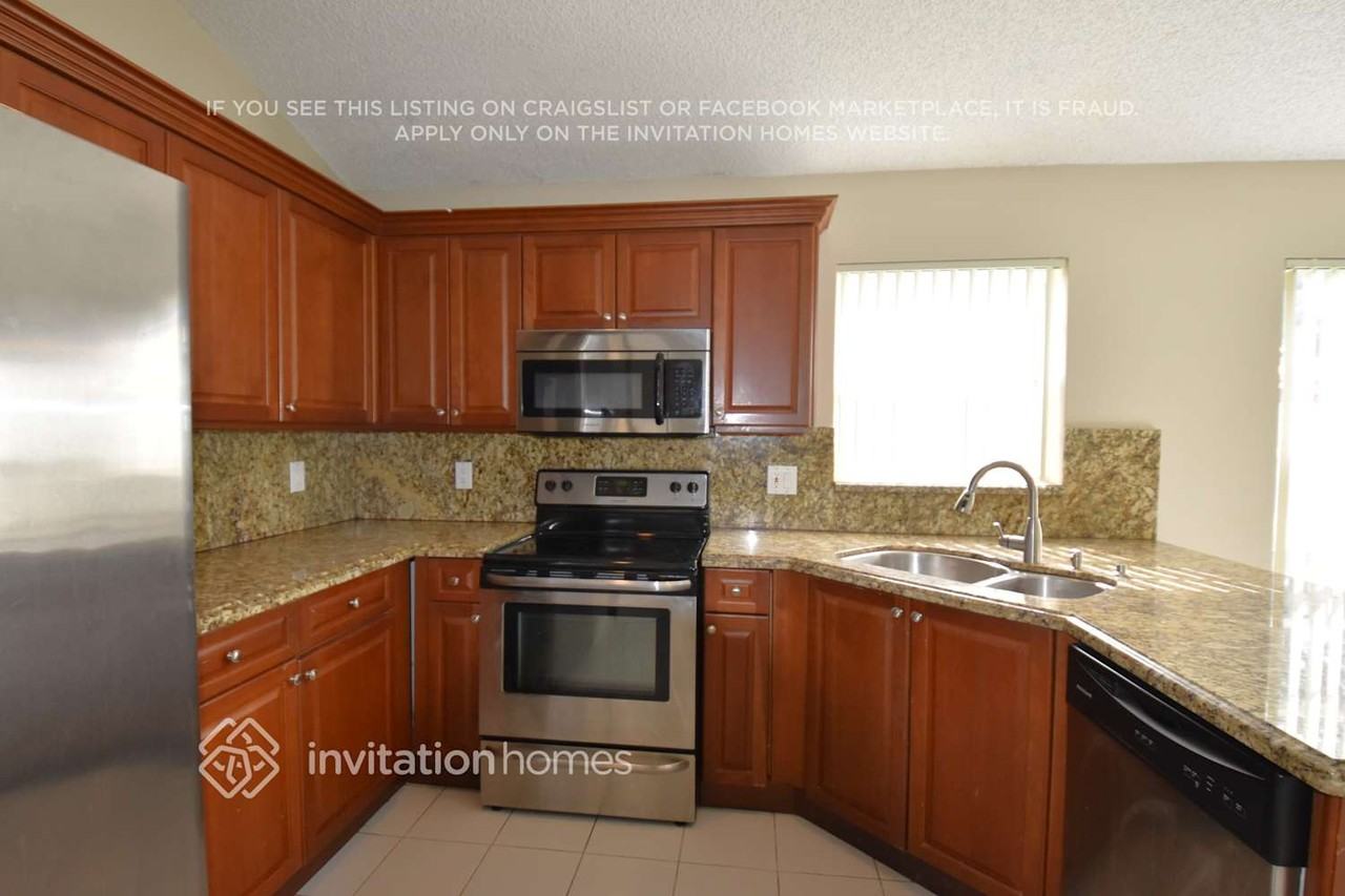 2016 Cove Ln - Photo 3 of 10