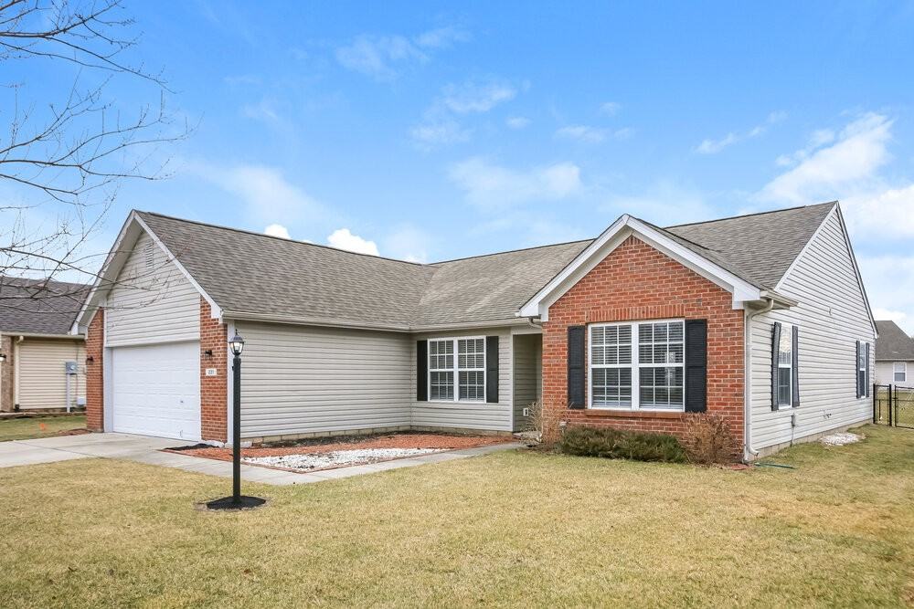 221 Pennwood Ln - Photo 3 of 16