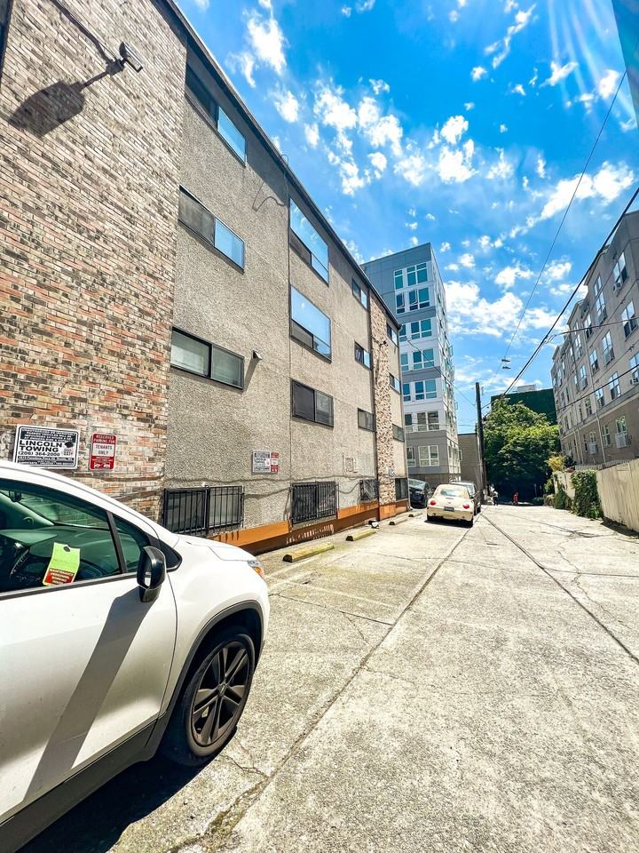 515 East Denny Apartments - Photo 4 of 48