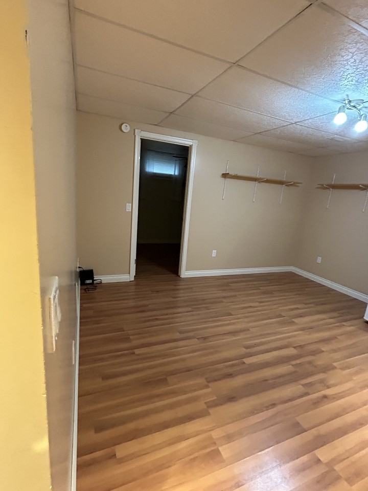 5401 51 St - Photo 3 of 9