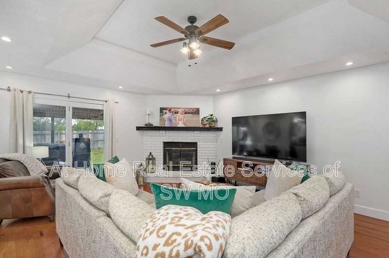 1539 W Rockwood Ct - Photo 2 of 18
