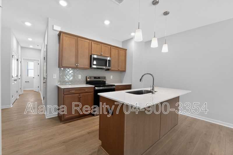 2962 Sloan Dr - Photo 3 of 21