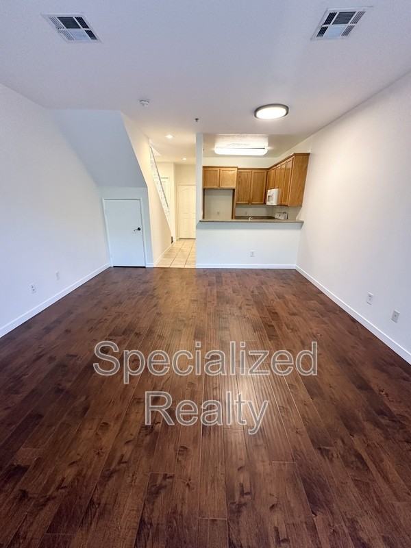 5716 Whitsett Ave #11 - Photo 4 of 11
