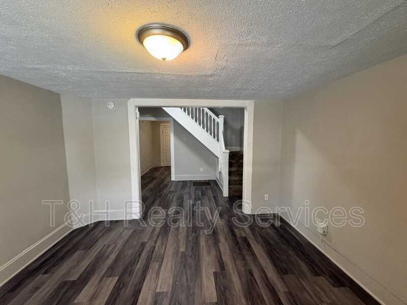 2116 Woodlawn Ave - Photo 5 of 26