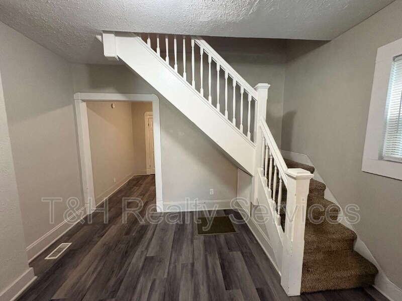 2116 Woodlawn Ave - Photo 6 of 26