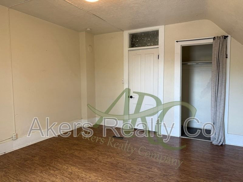 518 W 9th St - Photo 4 of 9