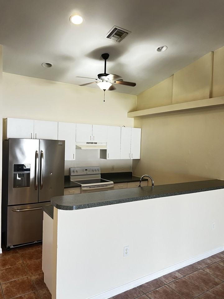 213 Southeast 23rd Place - Photo 4 of 10