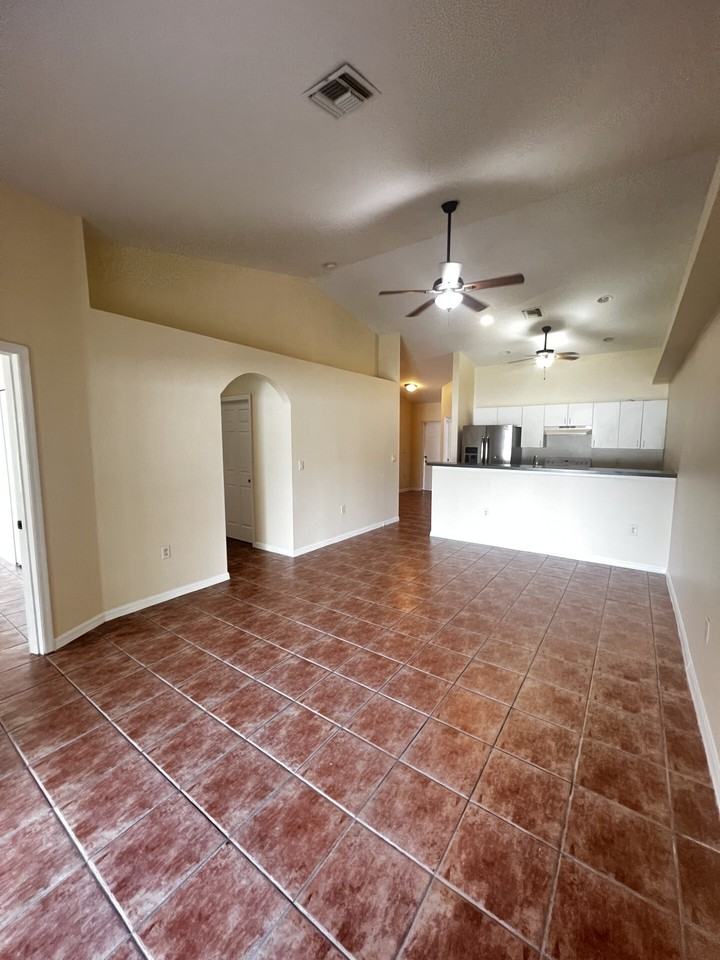 213 Southeast 23rd Place - Photo 5 of 10